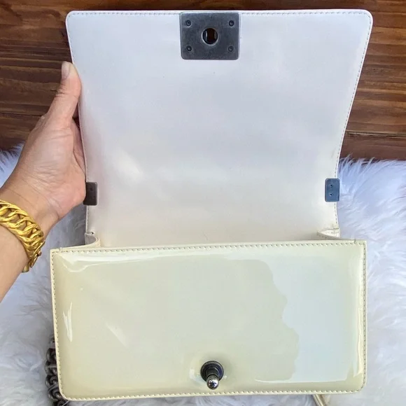 ⭐️⭐️GORGEOUS⭐️⭐️ CHANEL Reverso Boy Flap Bag patent leather Crossbody Bag - Picture 13 of 17